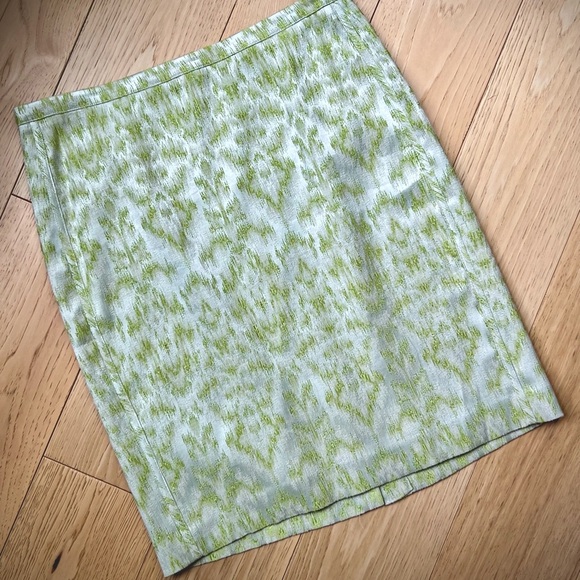⭐️BOGO FREE⭐️ EUC ANN TAYLOR Green and White Pencil Skirt - Picture 1 of 3